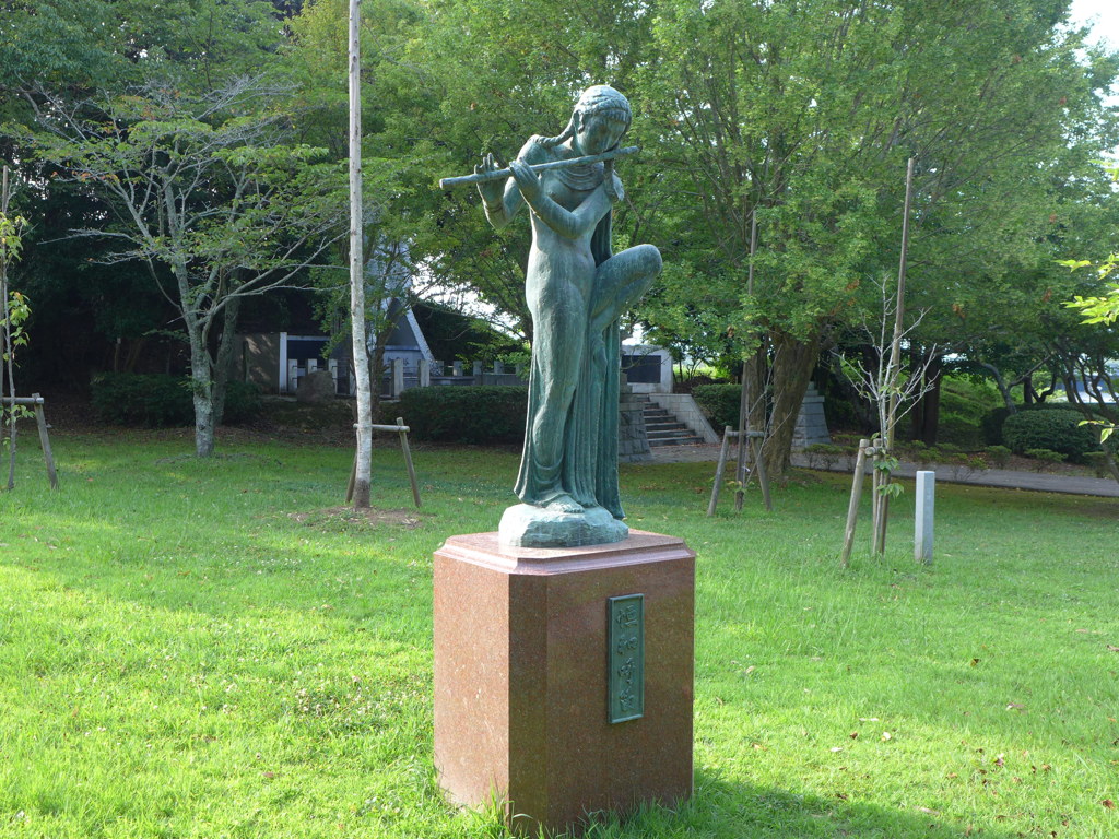 笛を吹く女性像