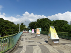 入口に向かう陸橋