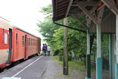 新緑の駅