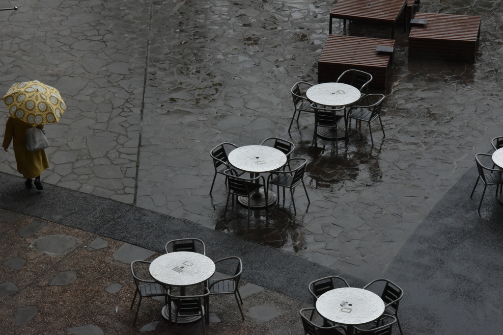 雨に濡れるオープンテラス