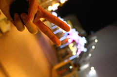 手と電飾。