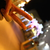 手と電飾。