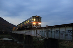 雨待ちの暮れを走る
