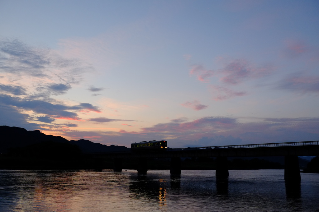 暮れの揖保川を渡る