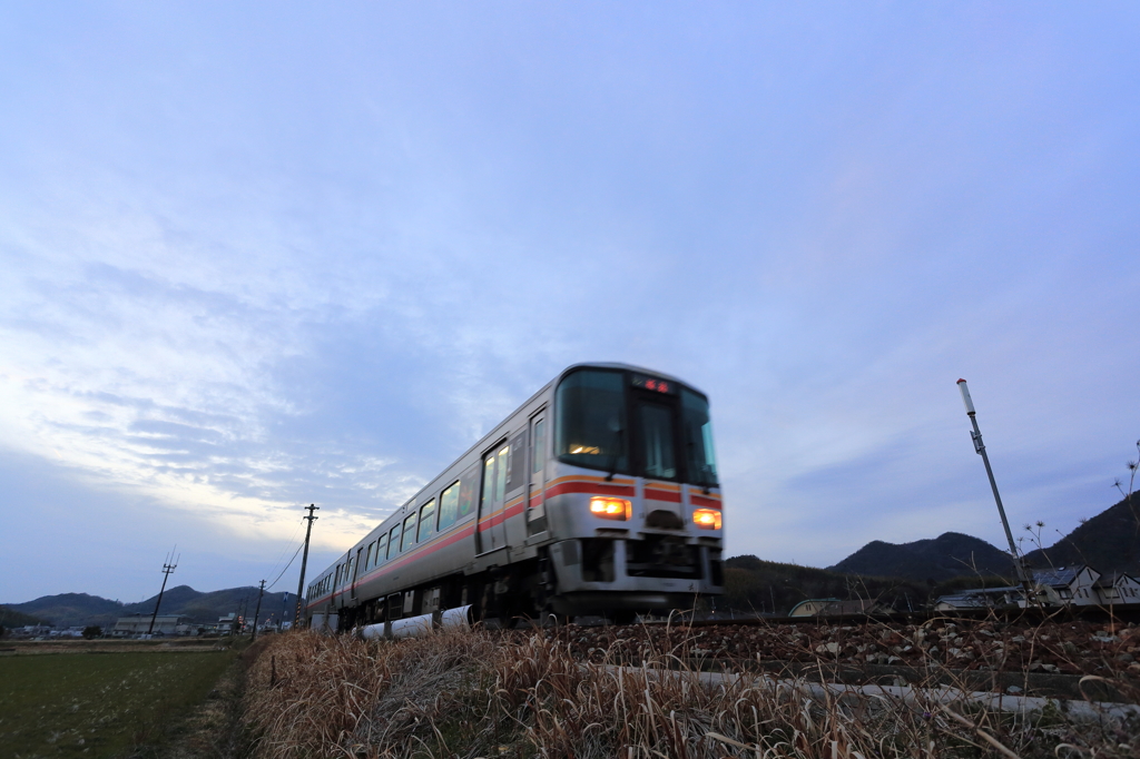 雨待ちの空を走る