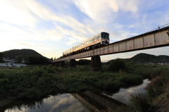 夏の夕陽をあびて