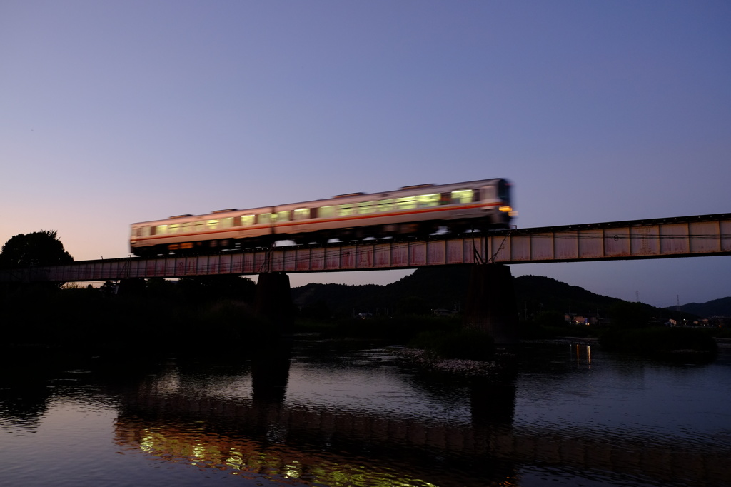 夜の始まりをいく