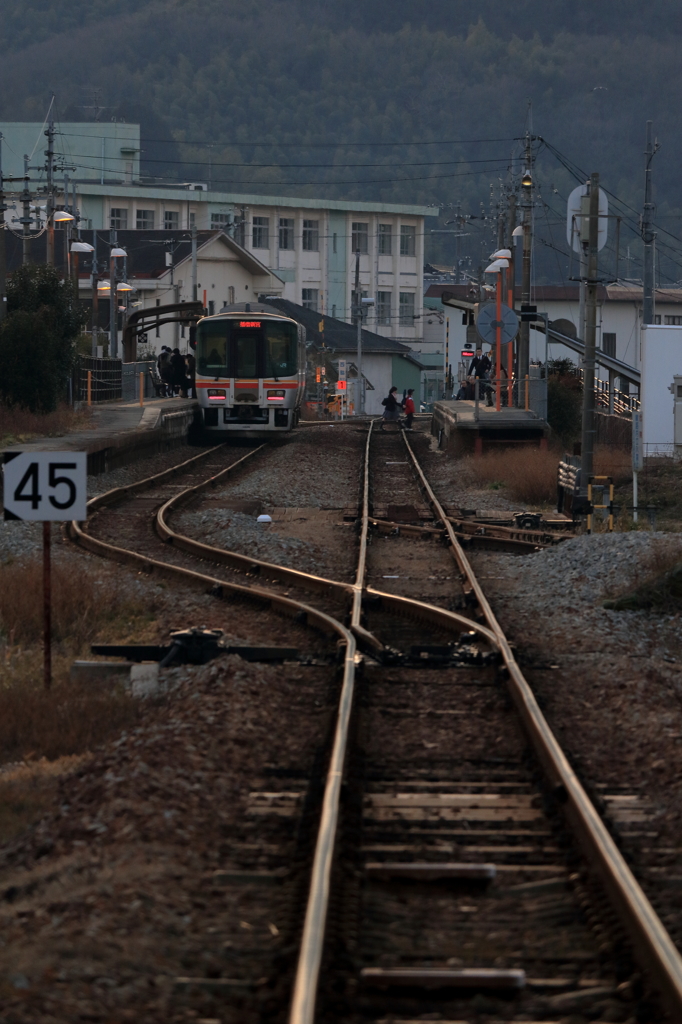 暮れ時の駅を眺める