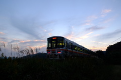 晩秋の暮れを行く