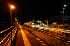 オレンジの駅に滑り込む
