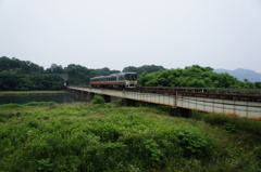 雨の揖保川をわたる