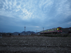 雨待ちの暮れどき