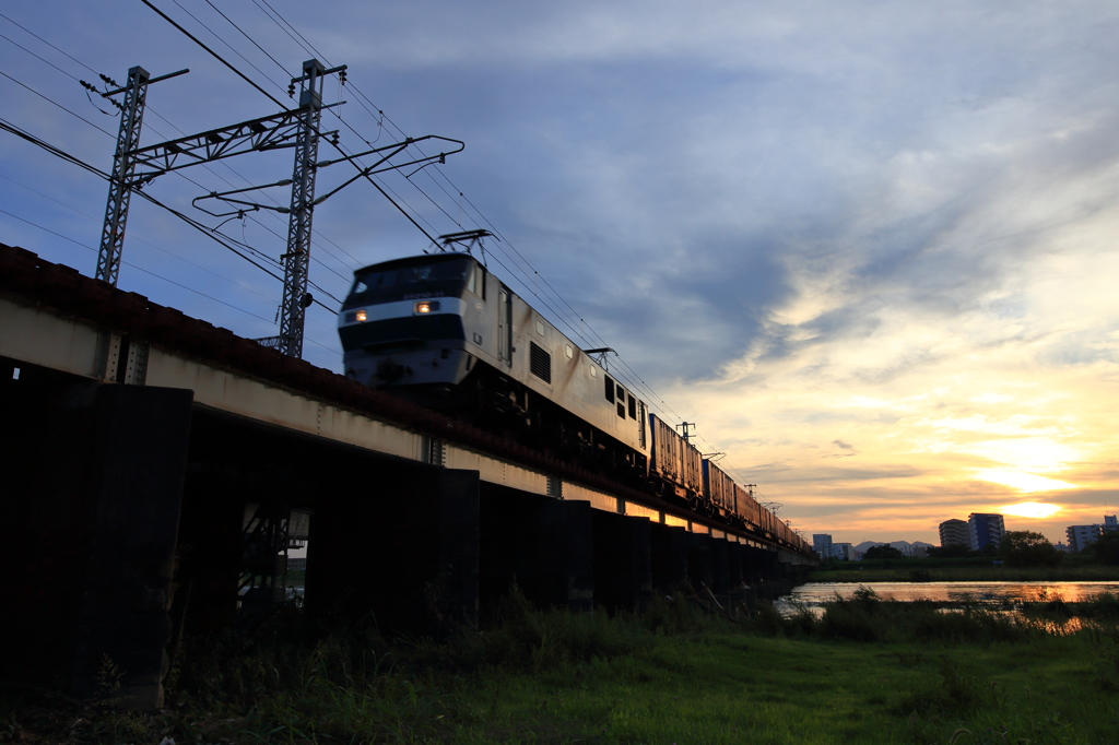 虫が鳴き始める河原を行く②