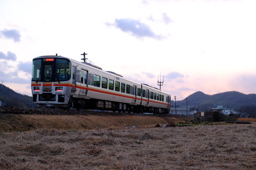 春待ちの夕暮れを走る