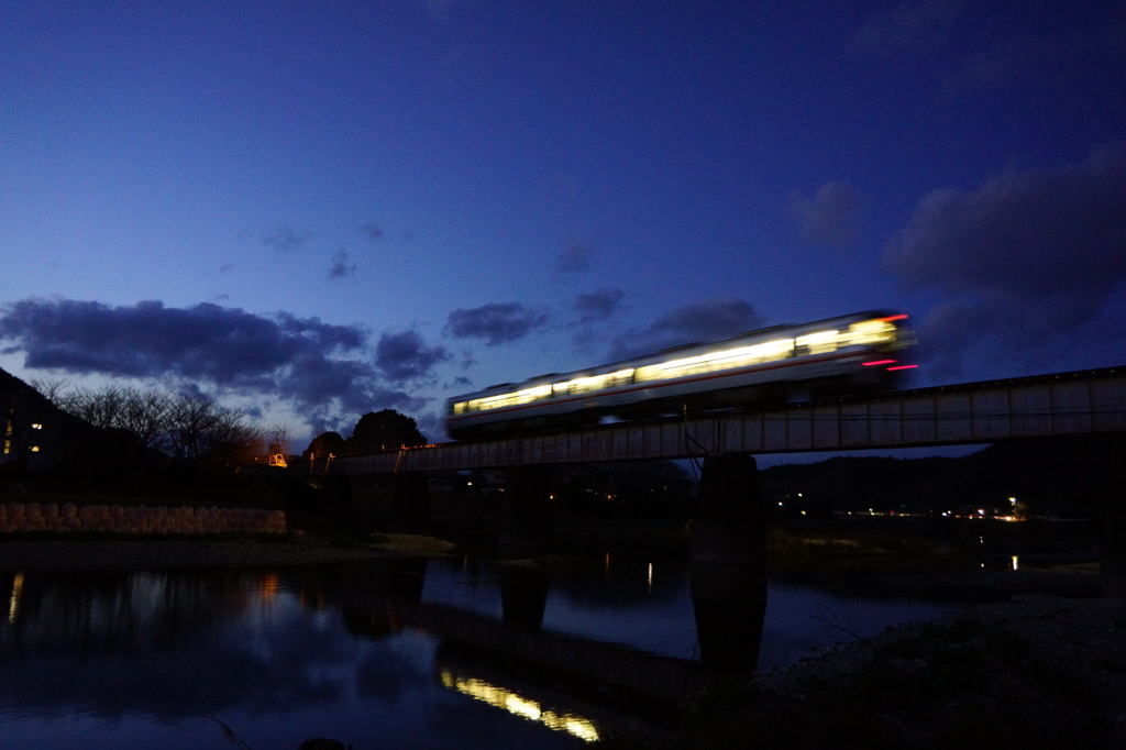 夜の帳を駆ける