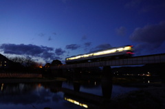 夜の帳を駆ける