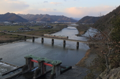 寒の戻りの揖保川を渡る
