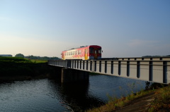 盆の夕暮れを渡る