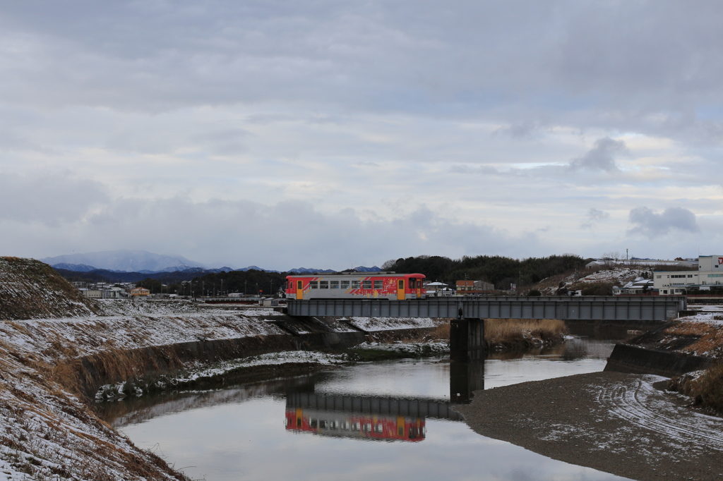 寒々しい川を渡る