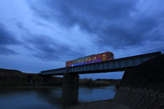 イルミネーション列車が渡る