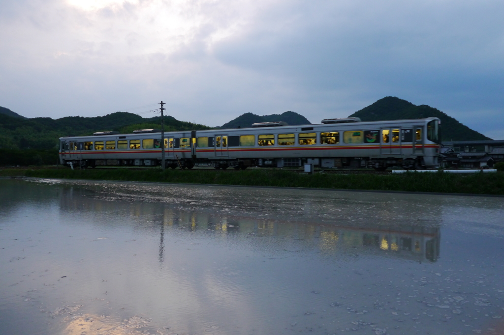 薄暮の田園を行く