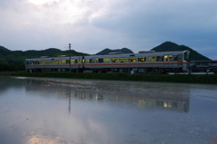 薄暮の田園を行く