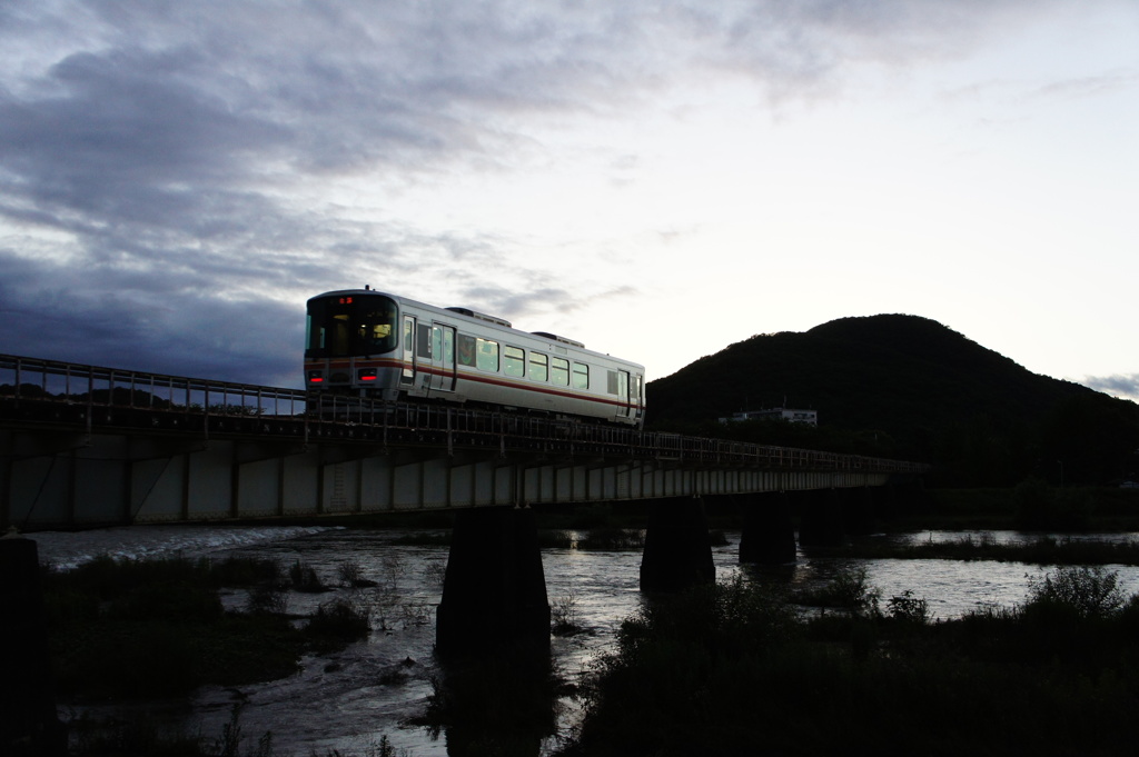 雨上がりの夕暮れをいく