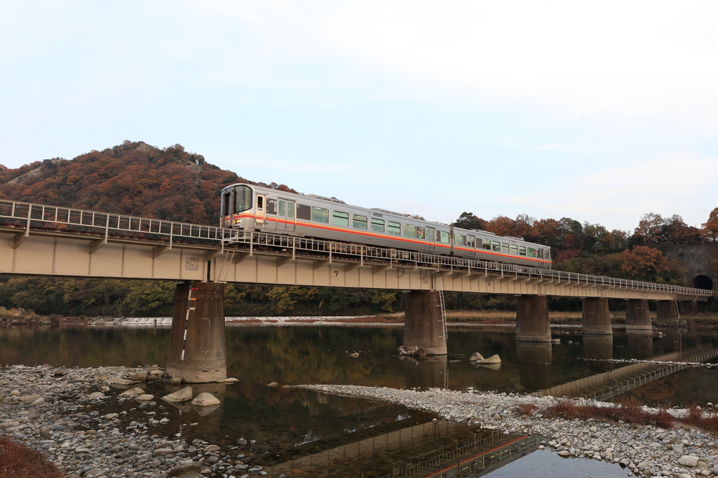 晩秋の揖保川を渡る②