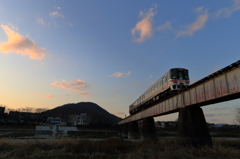 淡いピンクの雲の下を渡る②