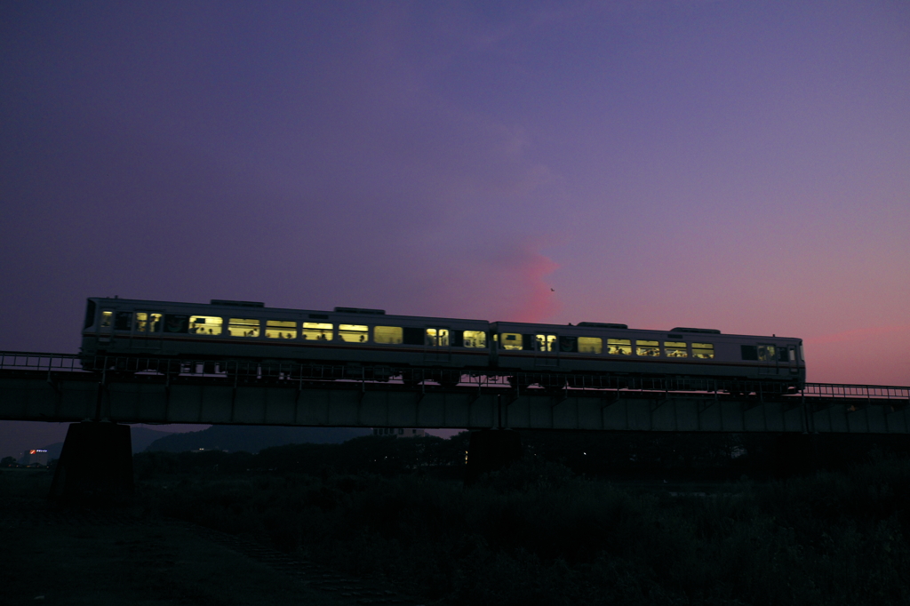 夏の昼と夜の間を渡る
