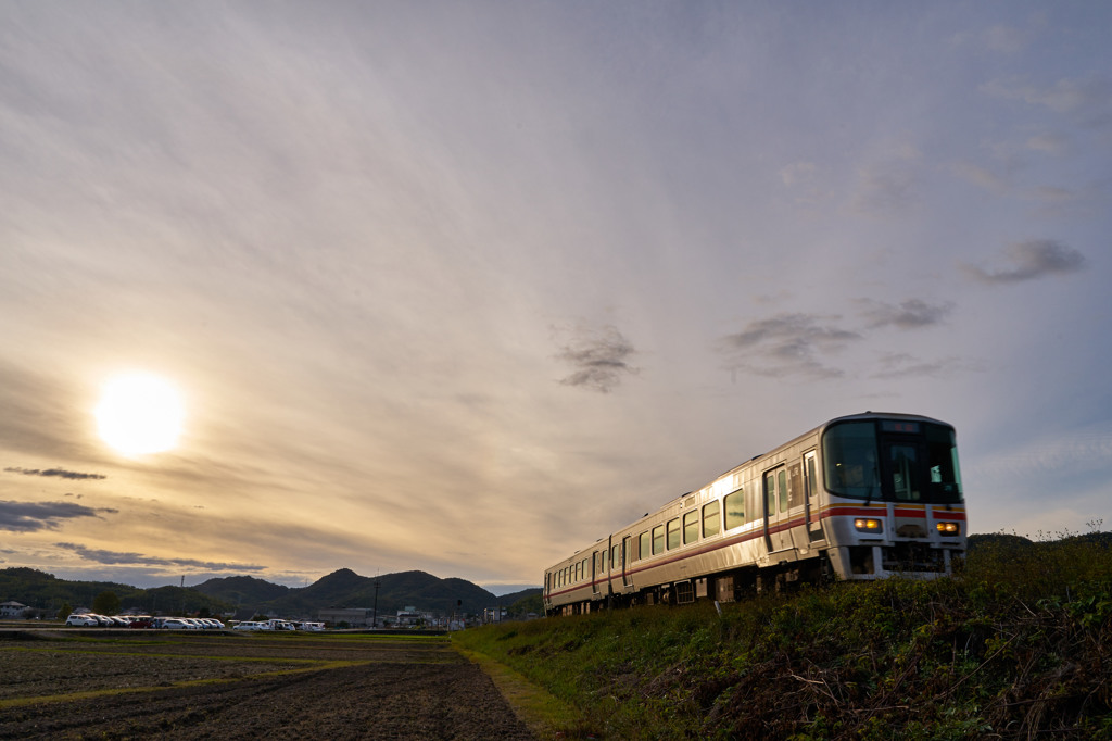 霞む夕陽に照らされる