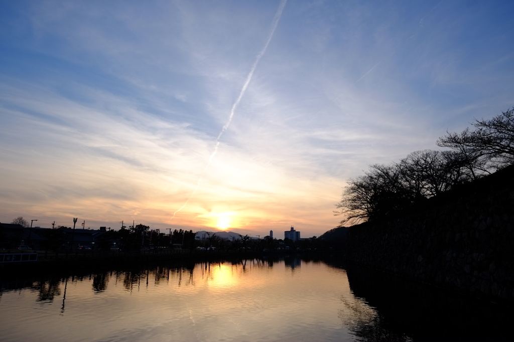 城の春の夕暮れ
