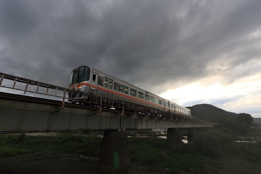 夕立空をかける①