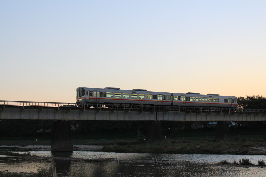 秋の暮れ時を渡る