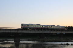 秋の暮れ時を渡る