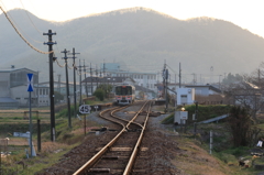暮れのホームへすべりこむ