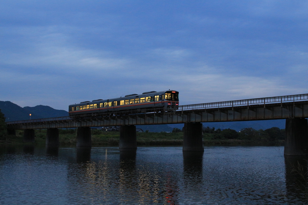 秋の夜風をうけて渡る