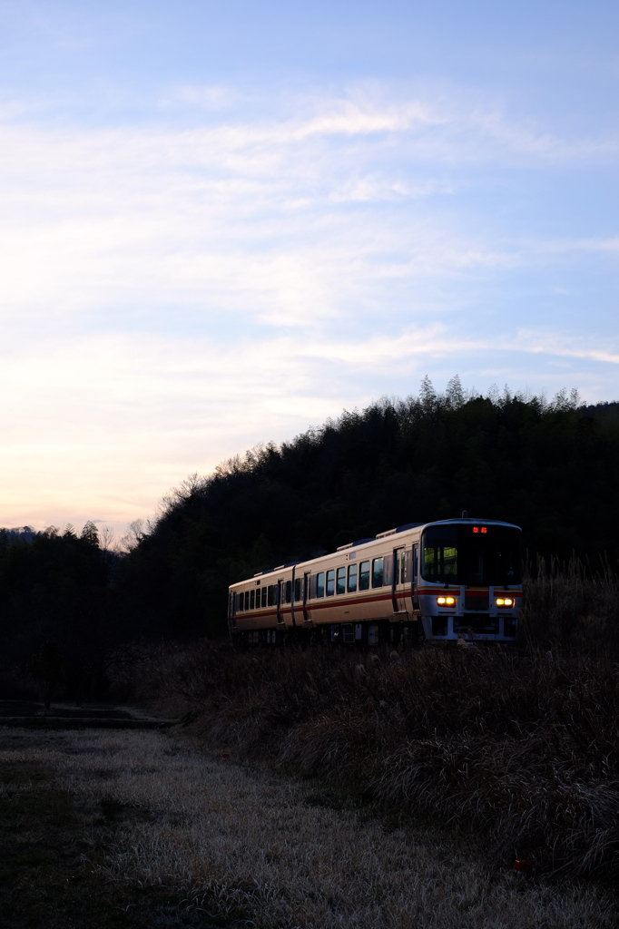 春待ちの暮れを走る