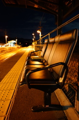 夜のホームにたたずむ