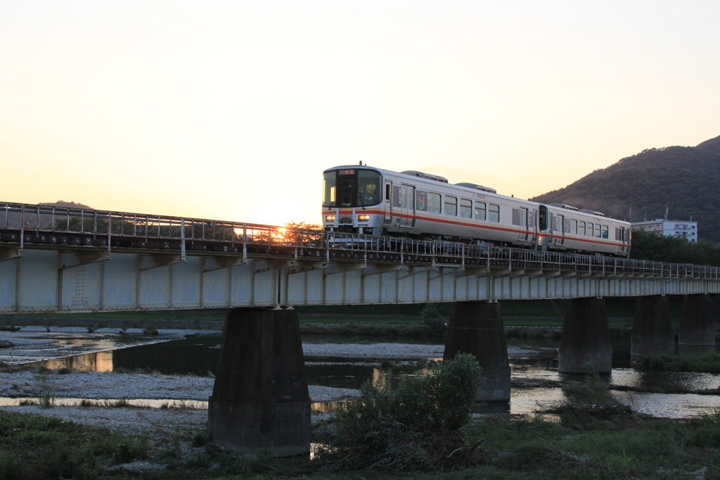 日の入りの刻をゆく