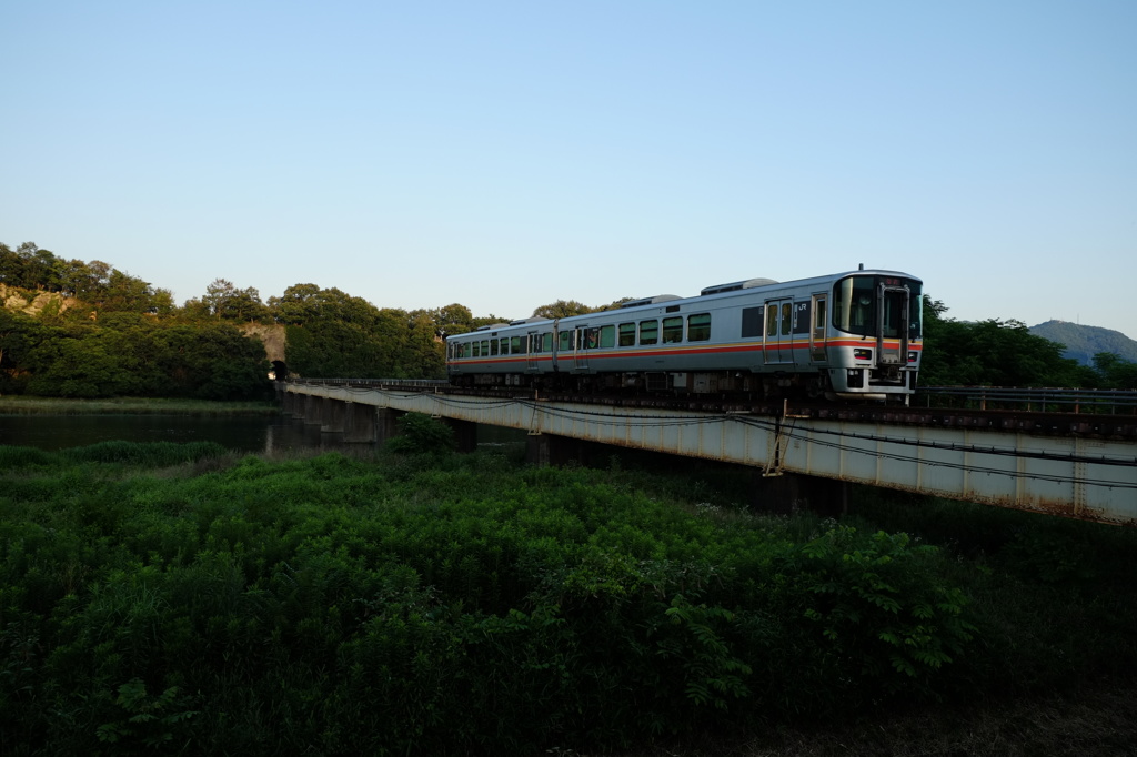 夕刻の揖保川をわたる