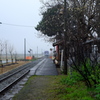 春雨けむるホームで待つ