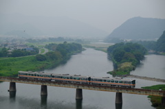 朝靄の揖保川を渡る