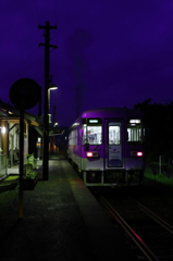 夜の帳が下りるホームを発する