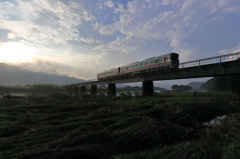 雨上がりの川を渡る