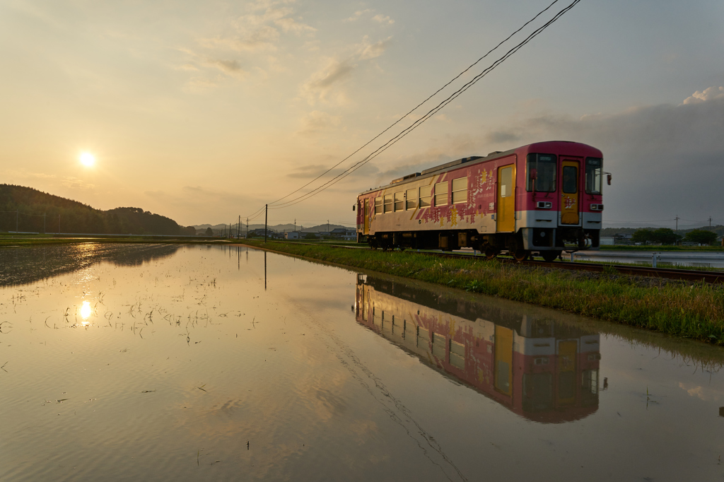 水無月の夕陽を追う