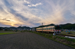 雲隠れの夕刻をいく