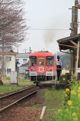 変わりなくホームに立つ