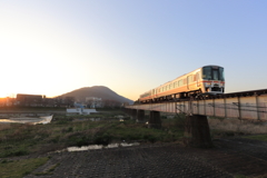 金の列車が渡る