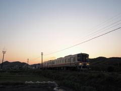 陽の落ちる駅を出る